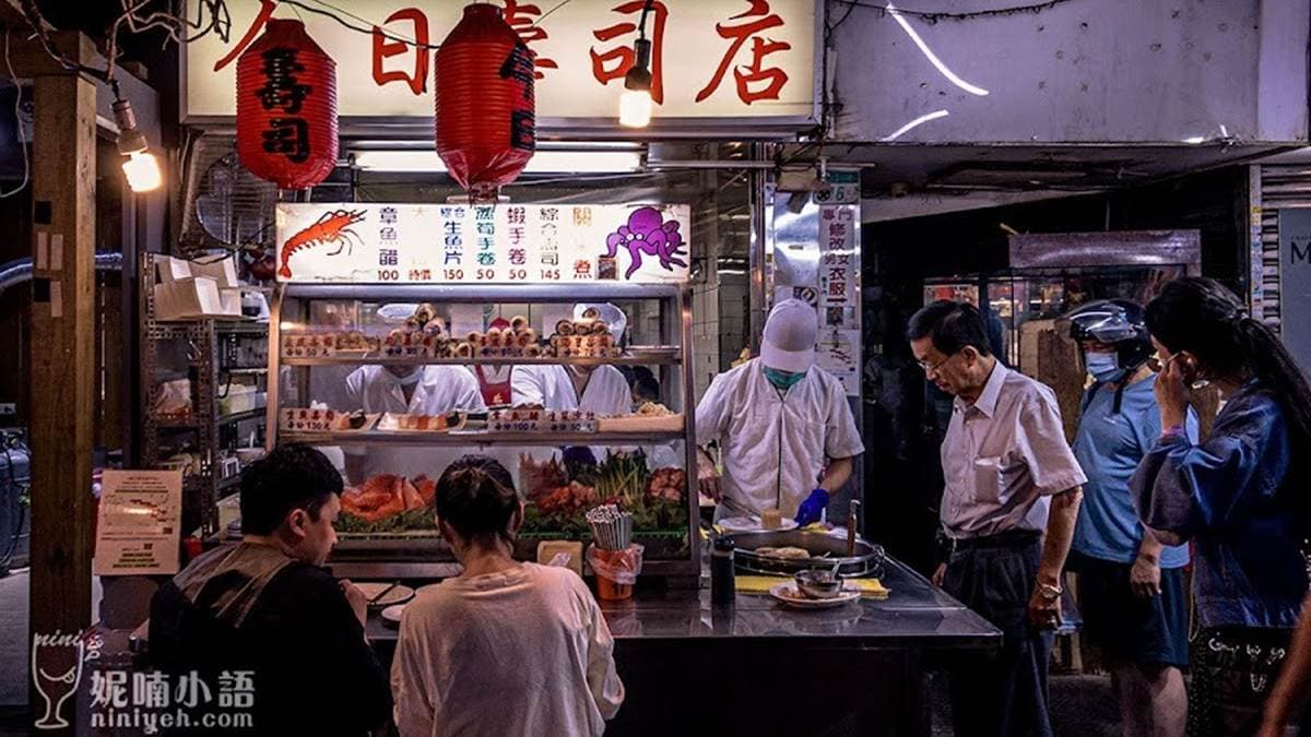 「今日壽司店」是通化夜市有名的壽司店。（圖片來源：妮喃小語）