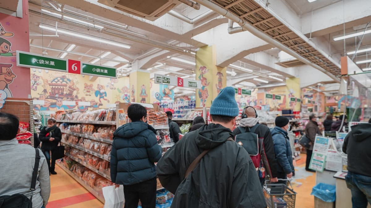 店裡逛的人真的很多，除了觀光客之外，也有超多在地人。（圖片來源：Wei笑生活）