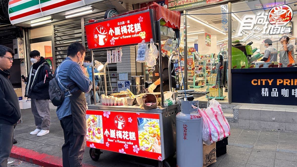 攤位就在基河路口的超商前，出捷運站遠遠就能看到，相當顯眼好認。