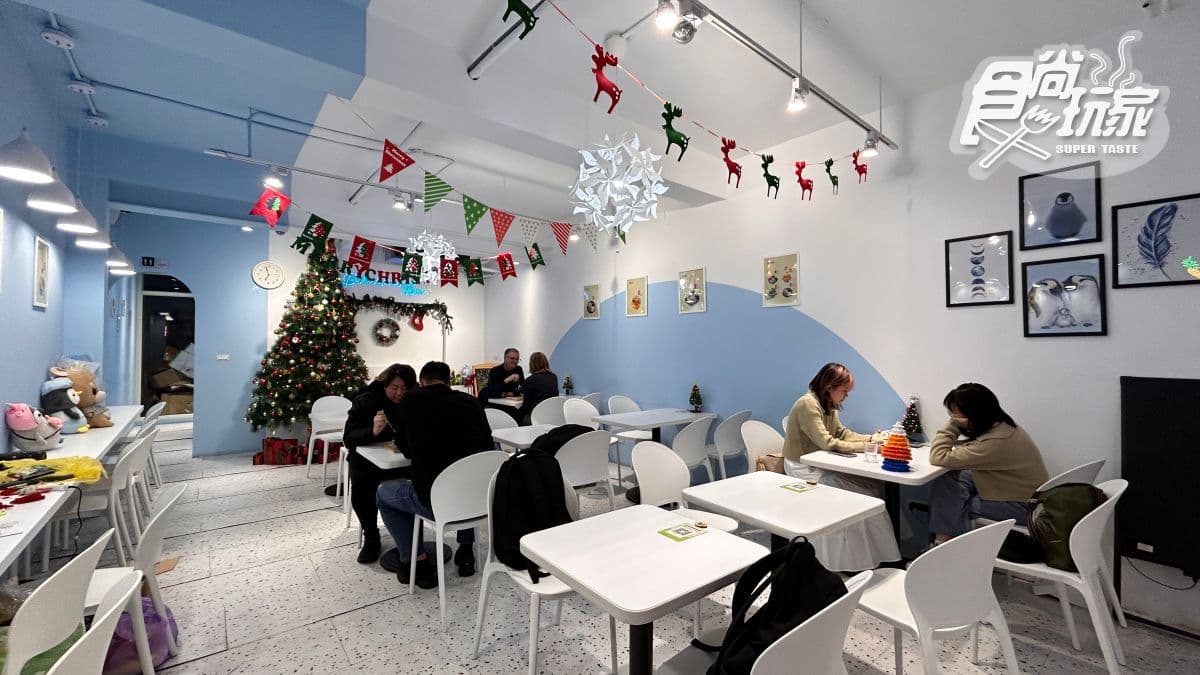 店內裝潢以可愛企鵝為主題，隨處可見企鵝玩偶、企鵝圖案的裝飾。