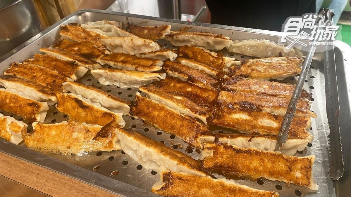 「招牌鍋貼」主打黃金30秒起鍋，才能吃到最佳口感，而且店裡的鍋貼、水餃都是當日新鮮現包。