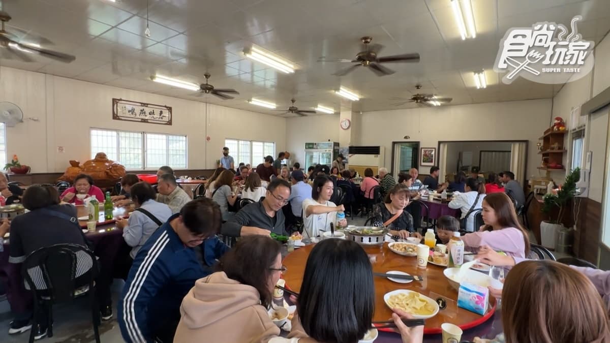 店內經常坐滿用餐的客人。