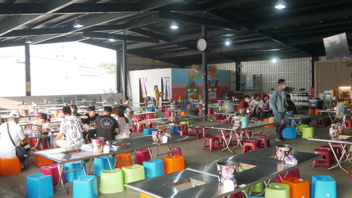 戶外用餐空間寬敞，用餐人潮也不少，愈晚愈熱鬧。（圖片來源：曼達愛吃鬼）