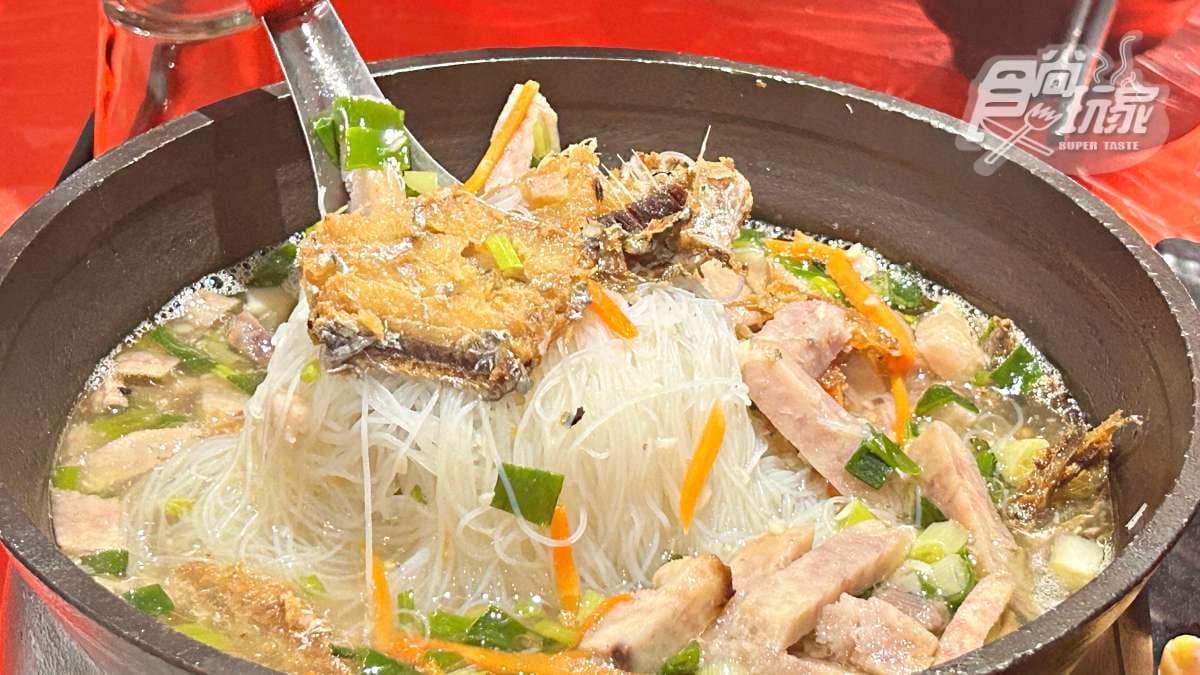 大分量的白帶魚米粉湯，將白帶魚煎煮後快火熬湯，佐以芋頭豐富湯頭滋味。