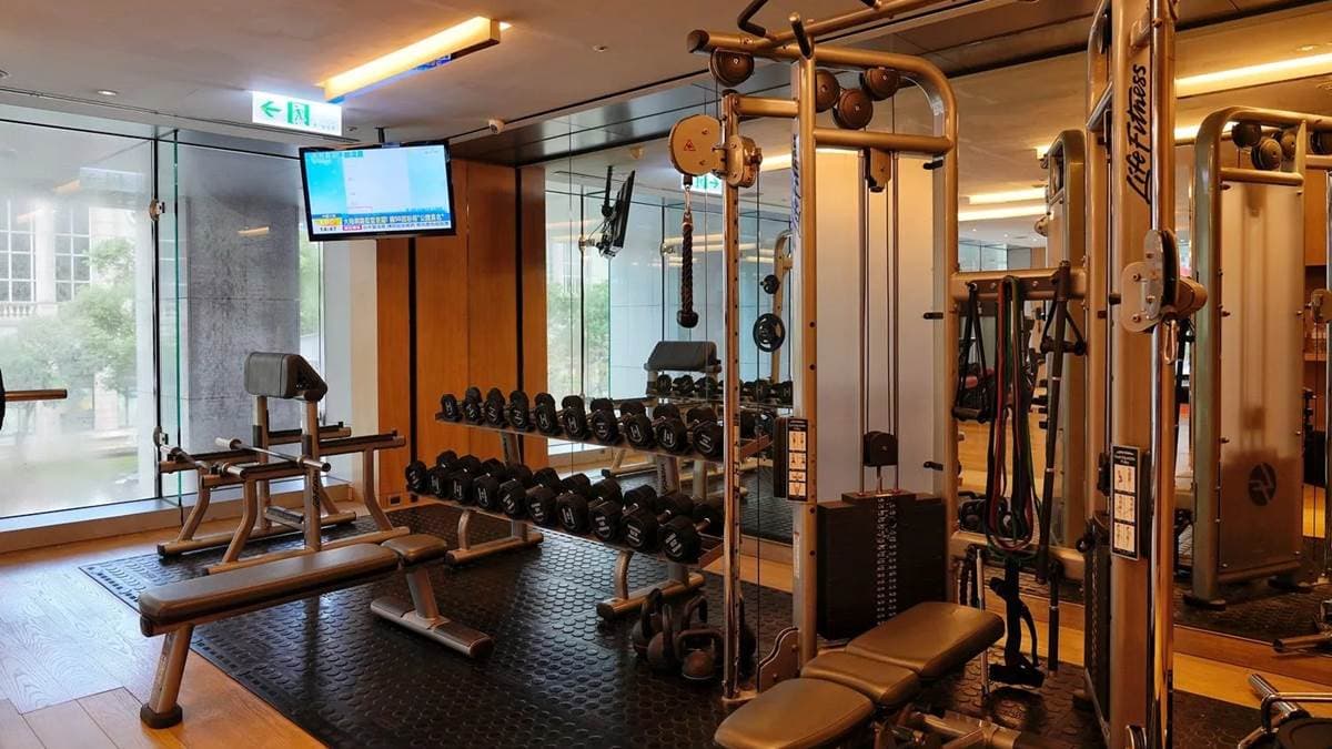健身房提供不少運動器材，包含跑步機、滑步機、腳踏車與各種器材。（圖片來源：混血珊莎的奇幻旅程）