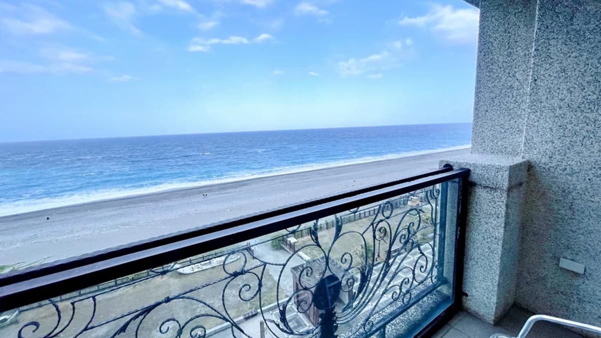 窗外就是無敵海景。（圖片來源：蘇菲漫旅）