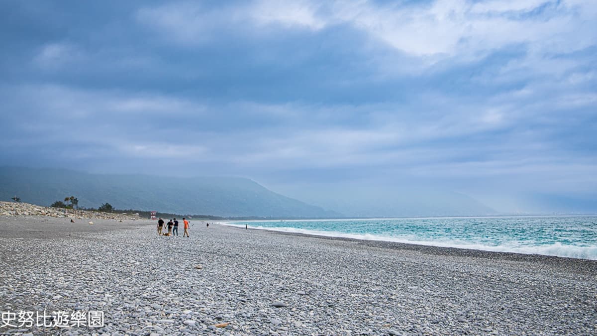七星潭的特殊海岸地形吸引許多遊客。（圖片來源：史努比遊樂園）