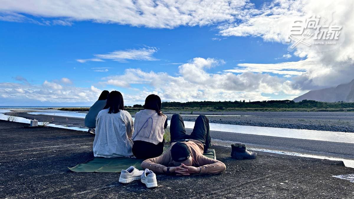 在這裡鋪上野餐墊，坐在河堤邊看美景發呆相當愜意。