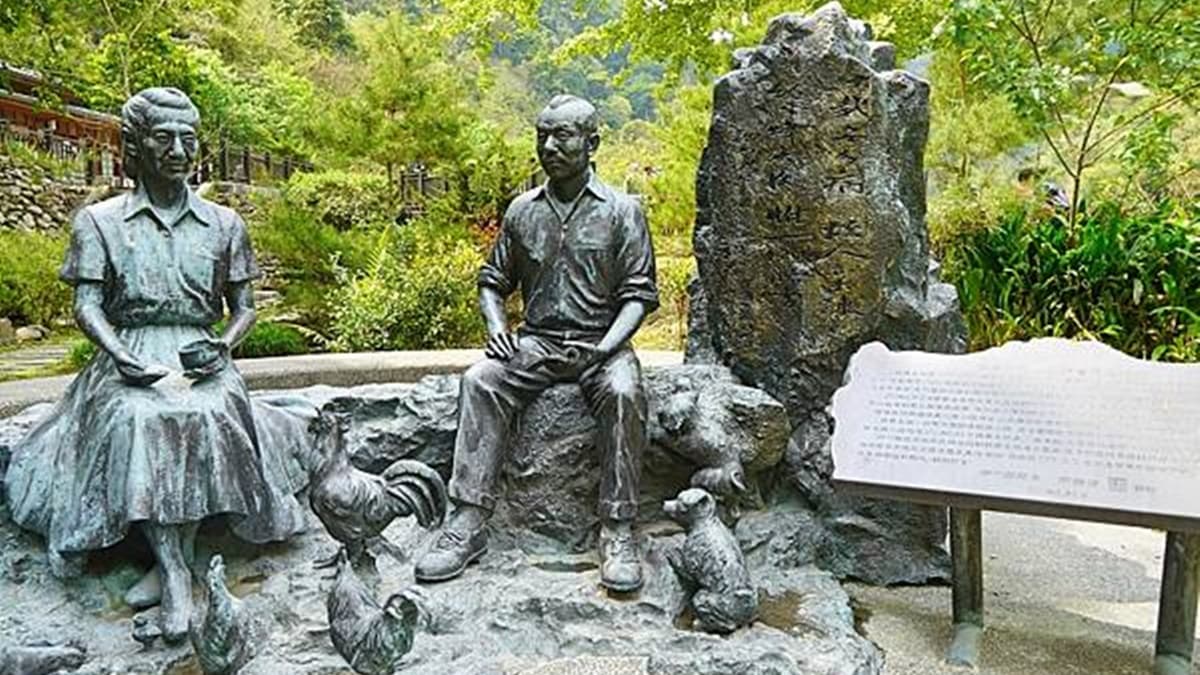 順著走，就可以到達張學良故居，這邊還有張學良將軍跟將軍夫人的銅像。（圖片來源：別讓一姐不開心）