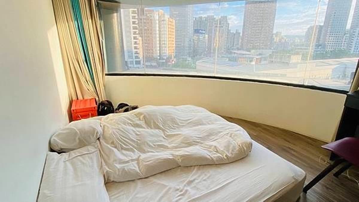 樓頂有大面圓弧窗，躺床上就能看日出。（圖片提供：大海愛上藍天旅遊日記分享）
