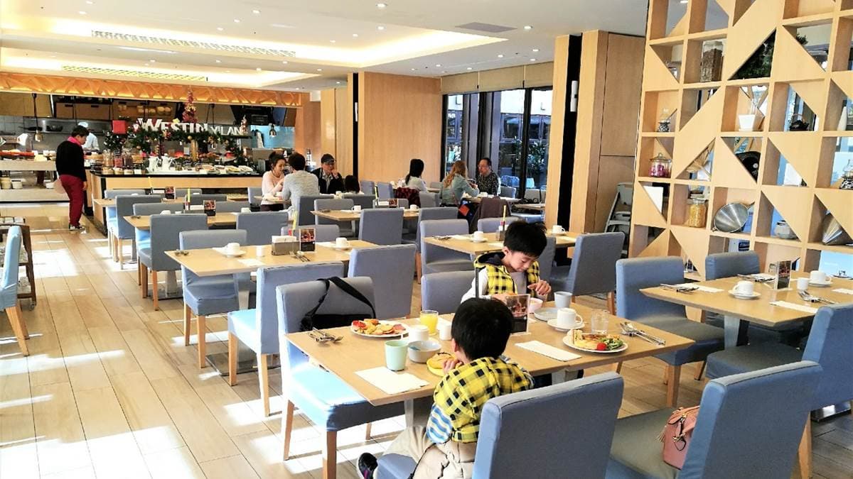 「知味西餐廳」的採光很好，座位也還算寬敞。（圖片來源：花洛米一起去玩耍）