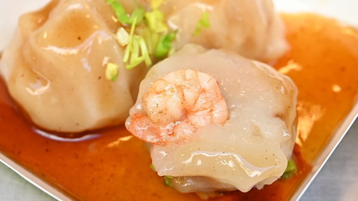 每顆肉圓都包入１隻彈牙的蝦仁，搭配蒜蓉醬很好吃。（圖片來源：糖糖's 享食生活）