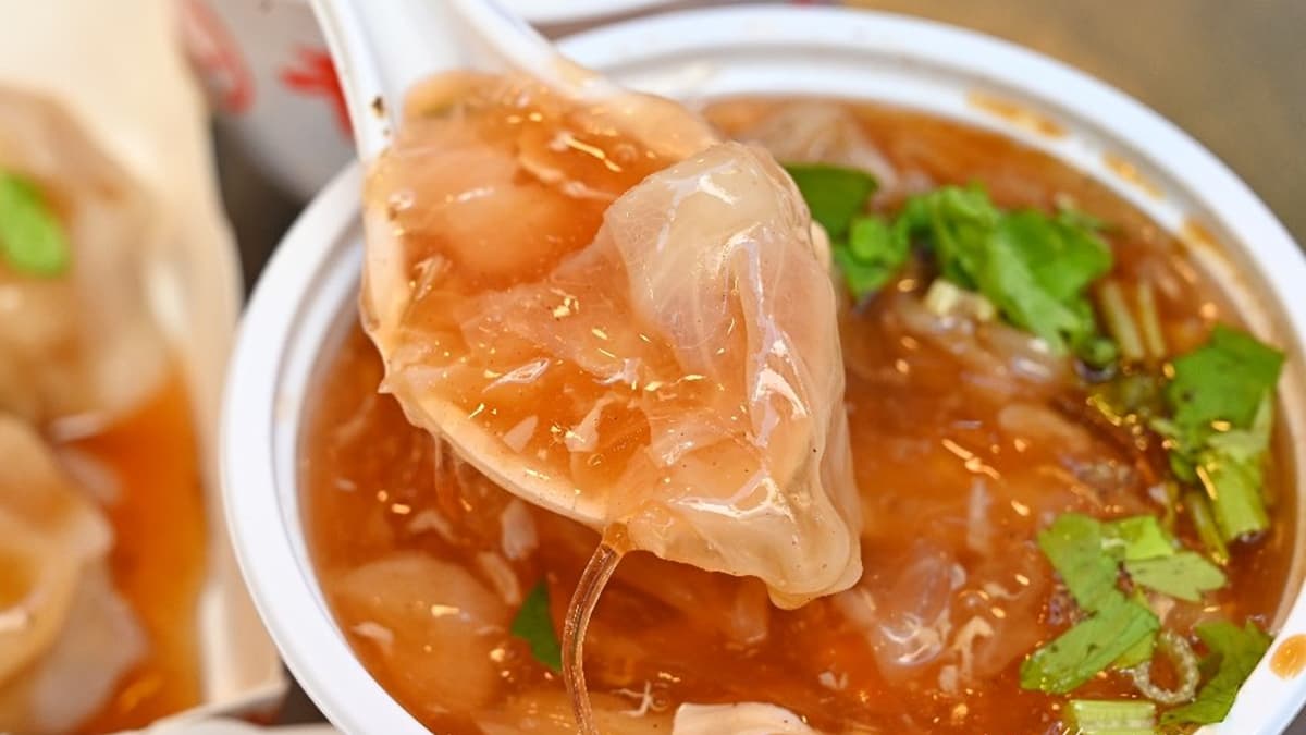 「干貝魚翅焿」除了滿滿的小干貝，還有高麗菜、魚翅、金針等，料多實在。（圖片來源：糖糖's 享食生活）
