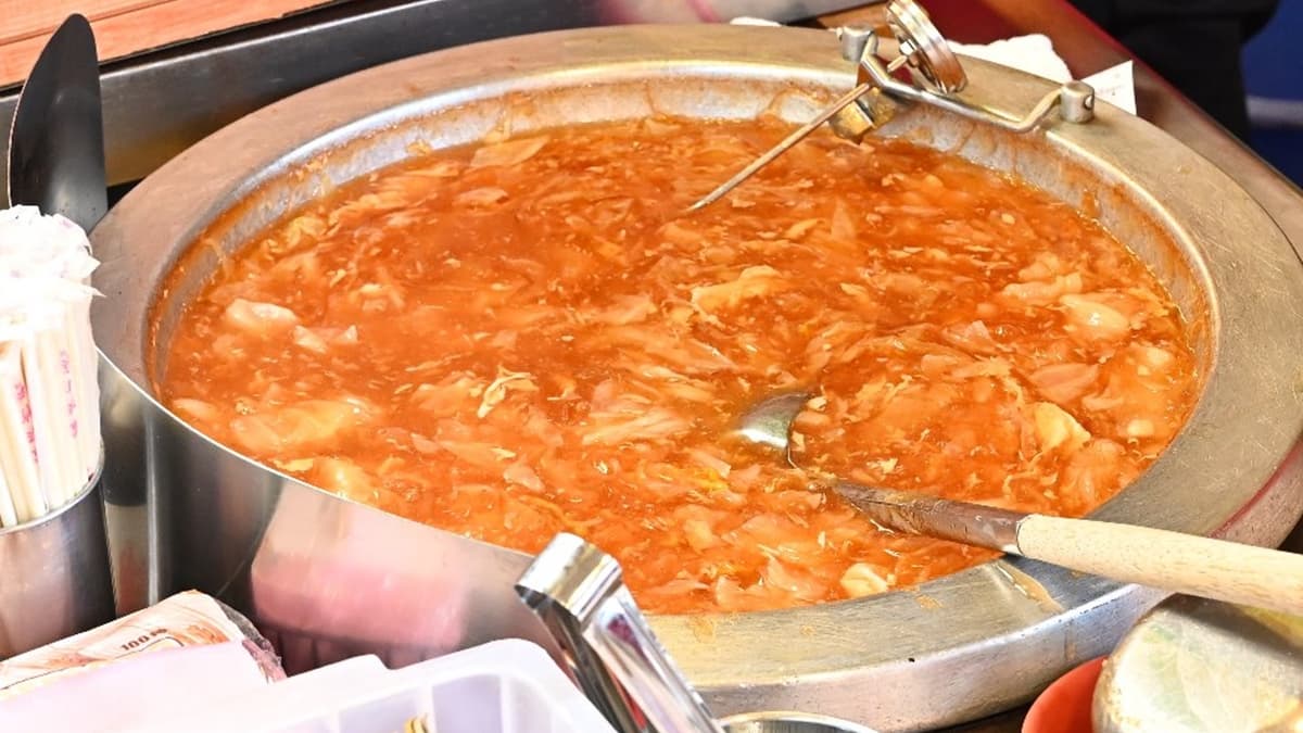 店裡賣的東西很簡單，就只有蝦仁肉圓、干貝魚翅焿這２種。（圖片來源：糖糖's 享食生活）