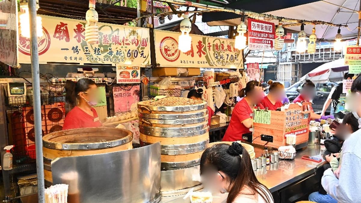 「廟東清蒸蝦仁肉圓」就在從入口進來的第一間。（圖片來源：糖糖's 享食生活）