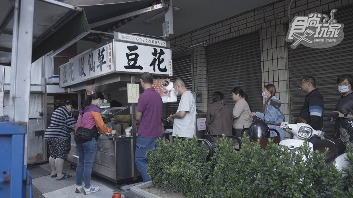 「無名豆花」非常受在地人歡迎，經常可以看到許多排隊人潮。