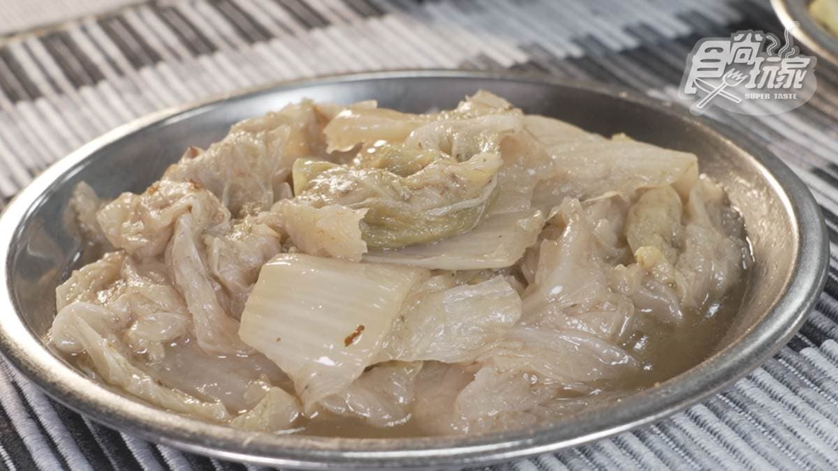 小菜搭配爌肉飯一起吃，非常滿足。