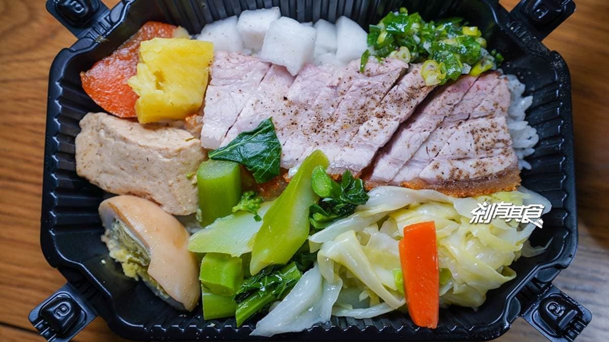 「脆皮燒肉」外皮超級酥脆，瘦肉的部分也不柴，很唰嘴。（圖片來源：剎有其食）