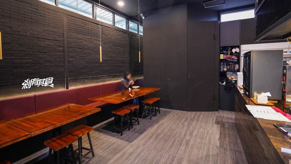 店裡、店外裝潢都走黑色的低調質感路線。（圖片來源：剎有其食）