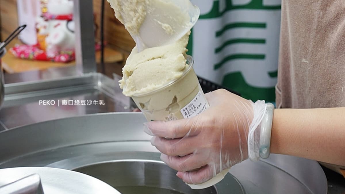 綠豆沙先堆高高的，然後再刮平，過程看起來超療癒。（圖片來源：PEKO の Simple Life）