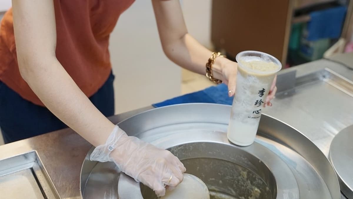 「綠豆沙牛奶」口感真的非常滑順，每一口都有綠豆香以及牛奶的香醇。（圖片來源：東蛙池塘）