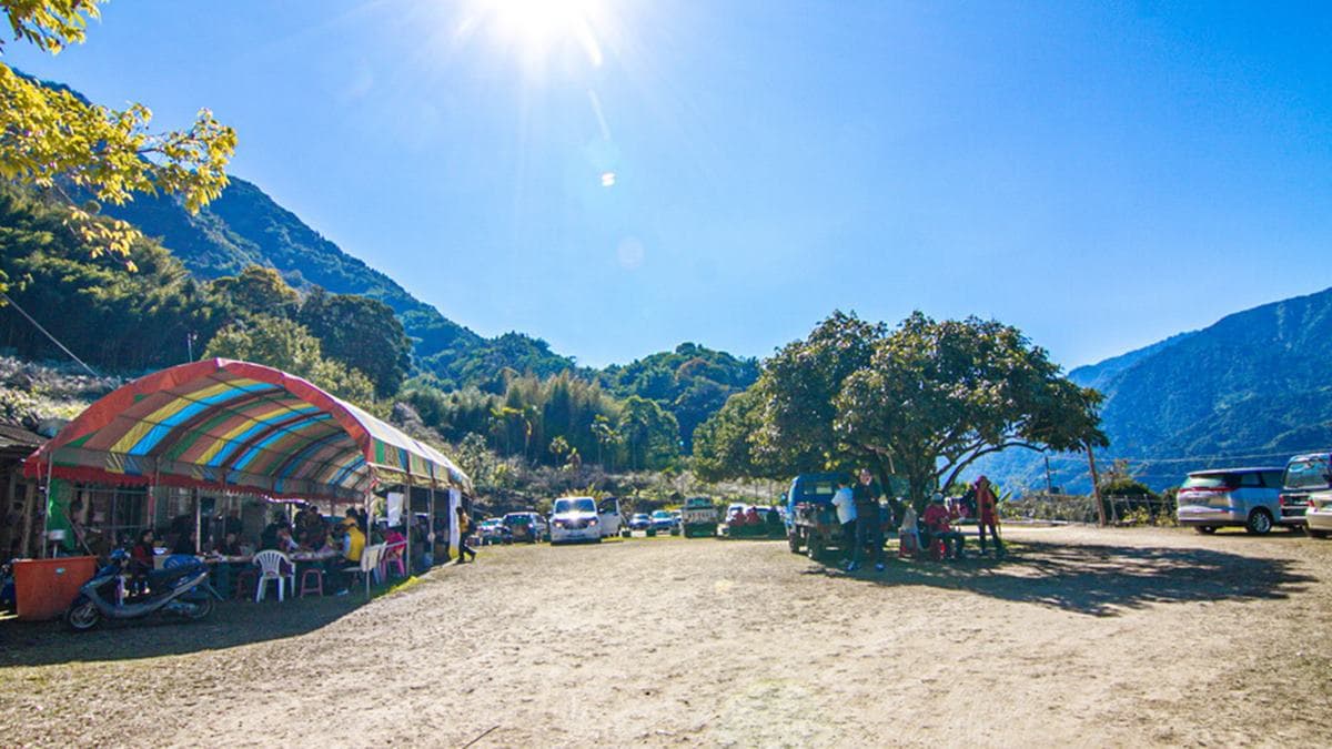外坪頂蔡家秘境梅園入口處有提供停車。（圖片來源：13‘s幸福食光）