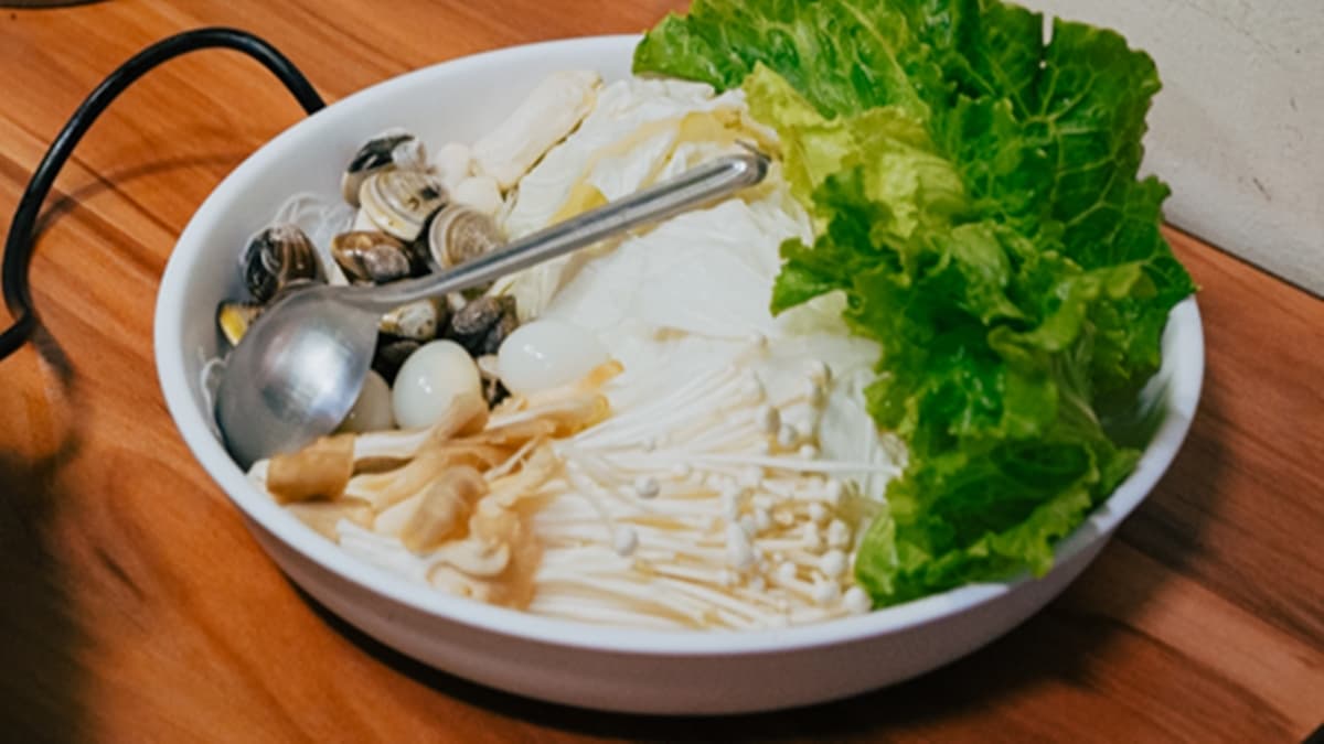 除了各種肉類，還提供了多種新鮮的時蔬。（圖片來源：胖貓咪的奇幻旅程）