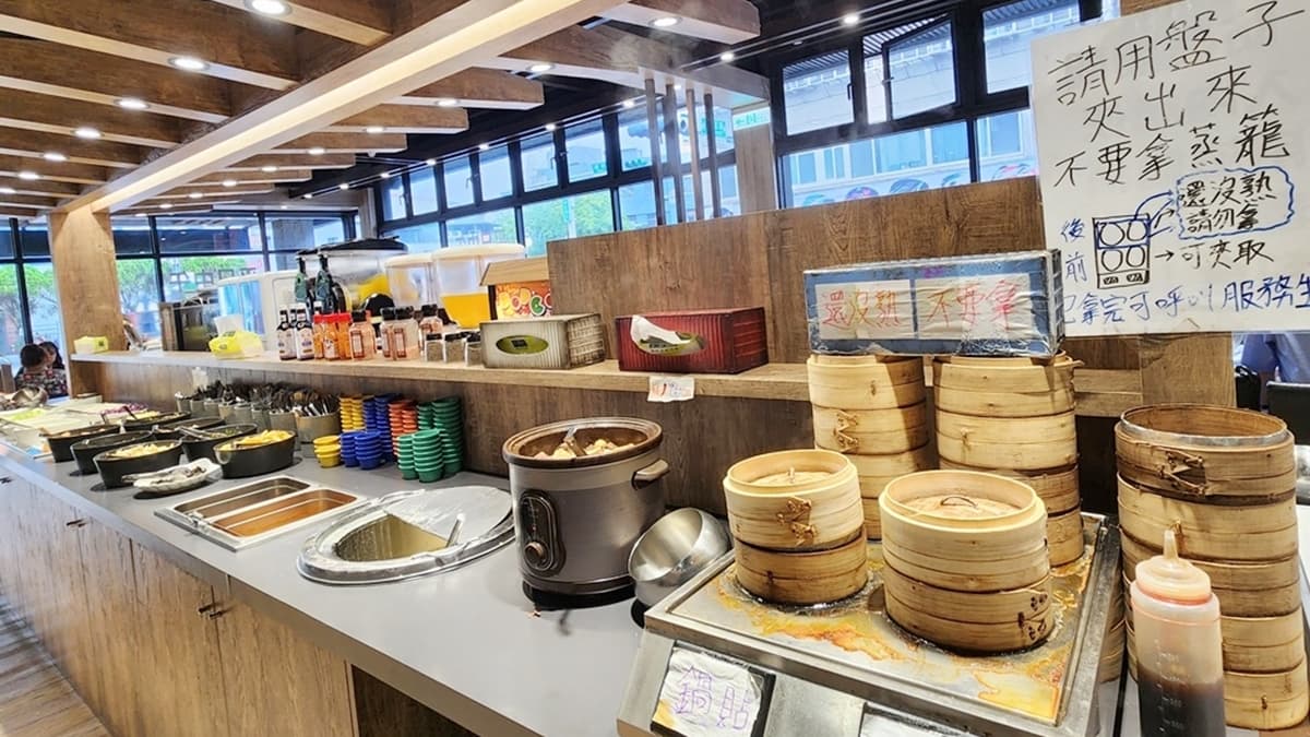 自助區有熱食、炸物、濃湯、沙拉、冷熱飲及冰品等等。（圖片來源：米寶麻幸福滿載）