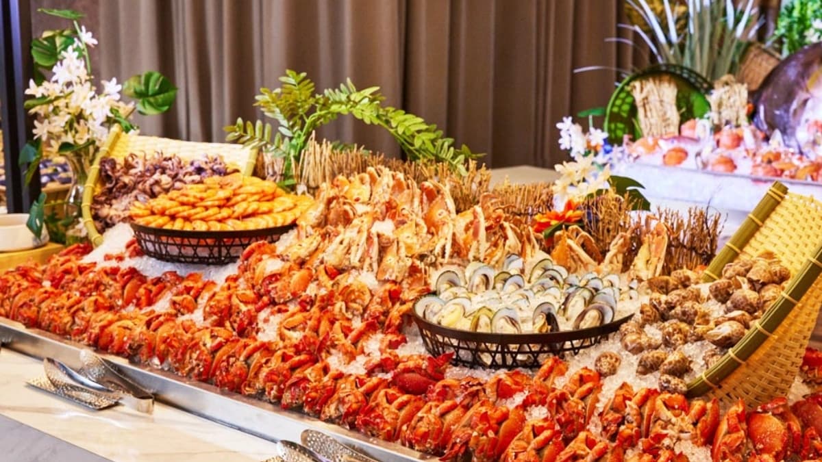 海鮮吧供應生蠔、旭蟹、干貝等高級食材。（圖片來源：峇里斯南洋海鮮百匯）