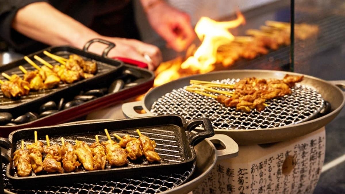 店裡提供鮭魚吃到飽，包含鮭魚握壽司、鮭魚生魚片、鮭魚炒飯等等。（圖片來源：峇里斯南洋海鮮百匯）