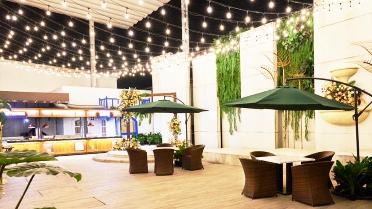 店家特別打造戶外用餐空間，讓你免出國也能感受到慵懶的海島度假風情。（圖片來源：峇里斯南洋海鮮百匯）
