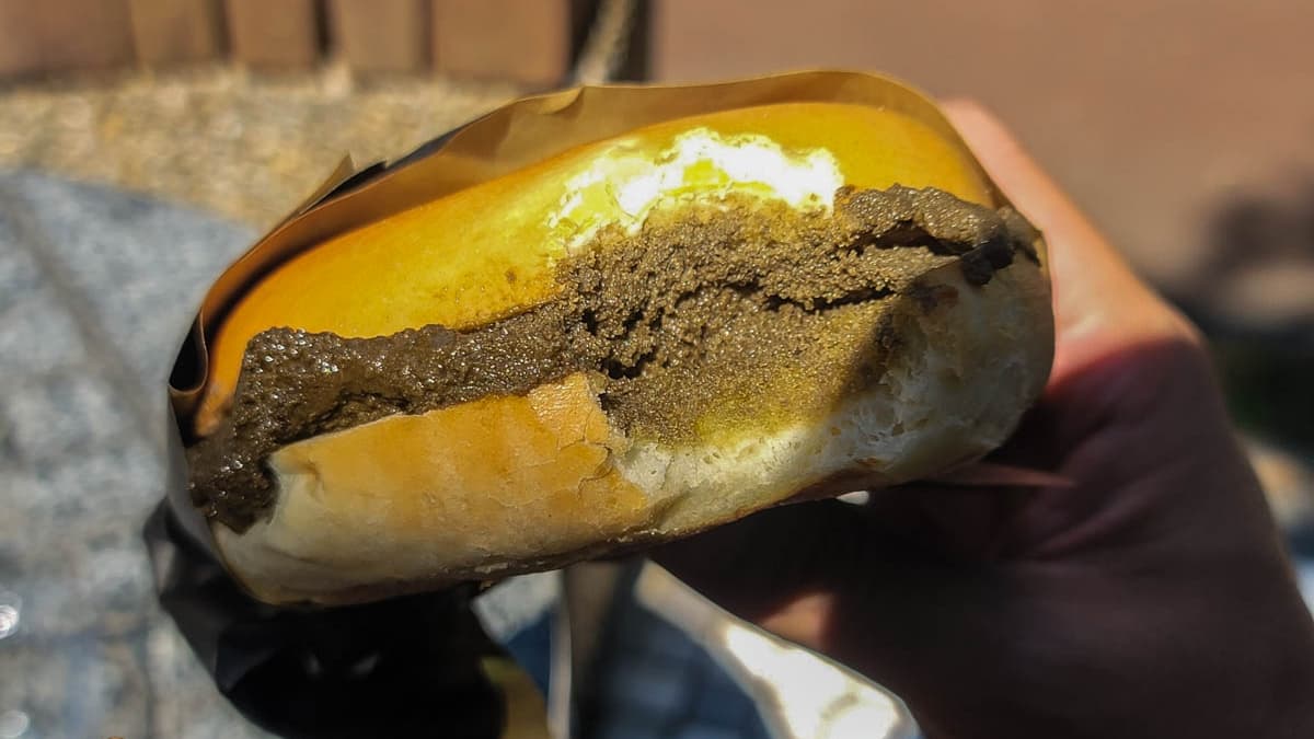 「鐵觀音茶奶酥貝果」茶味很濃郁，讓人眼睛為之一亮。（圖片來源：D&W黑白雙搭）