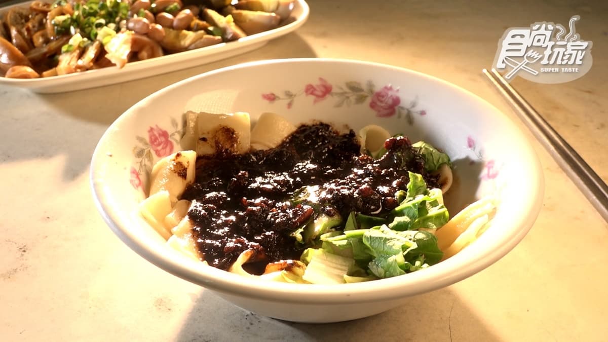 這裡的「炸醬麵」也很有名，使用手擀粗麵條，