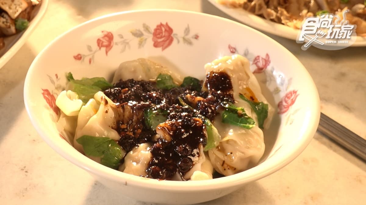 「乾餛飩」搭配炸醬、辣油，吃起來香氣十足。