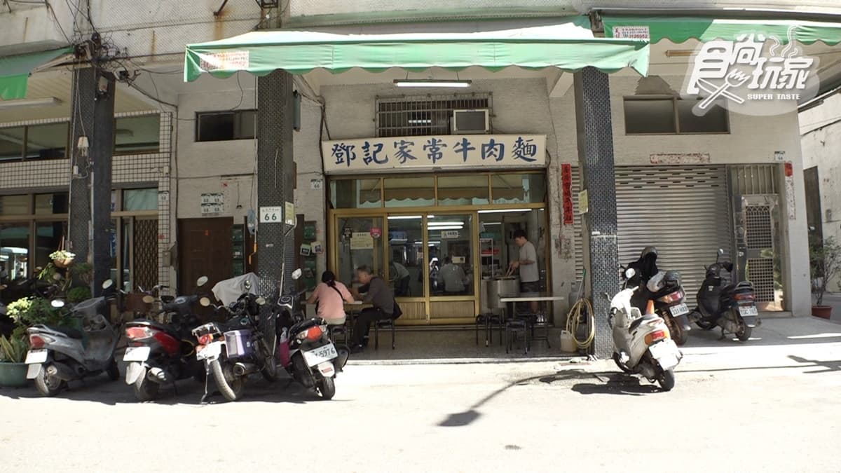 「鄧記家常牛肉麵」開業至今已有40年，每到用餐時間總是人潮滿滿。
