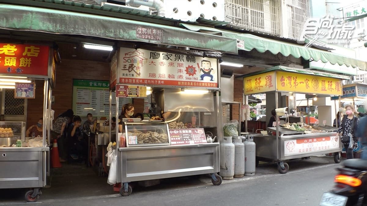 「廖家黑輪」是藏身在三民市場的一甲子老店，是許多在地人的台式下午茶首選。