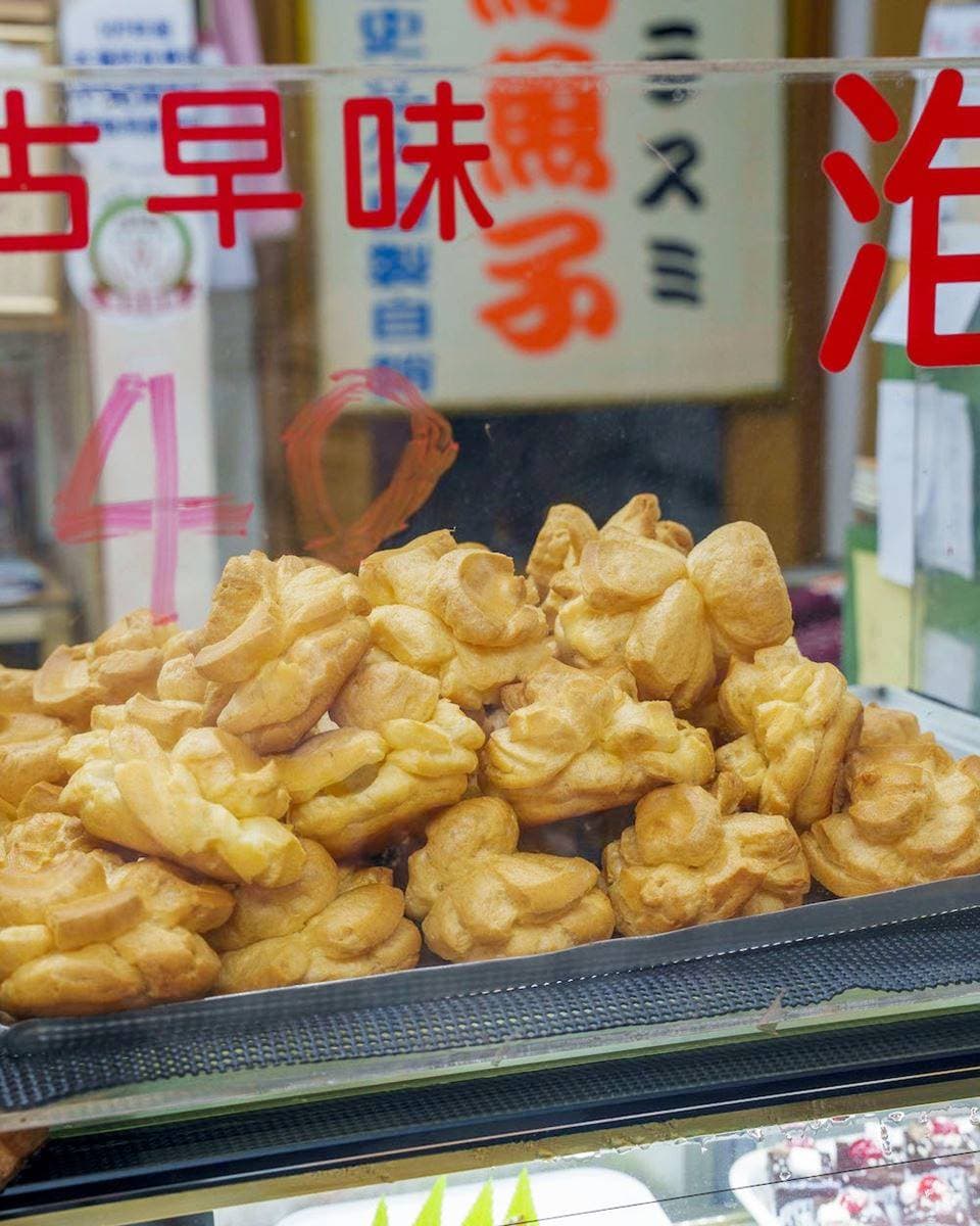 古早味「巨大爆漿泡芙」！隱身百年市場內行才知，奶油雞蛋麵包也必買