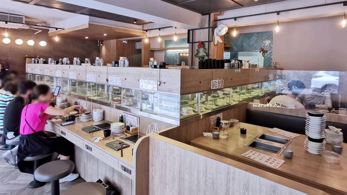 座位以單人為主，另有提供４人的沙發座位區。（圖片來源：MARUKO與美食有個約會）
