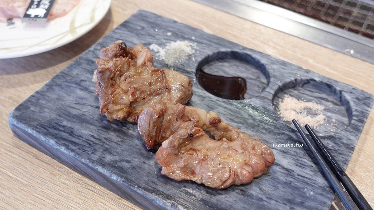 燒肉每盤大多都是百元內銅板價就能享受。（圖片來源：MARUKO與美食有個約會）