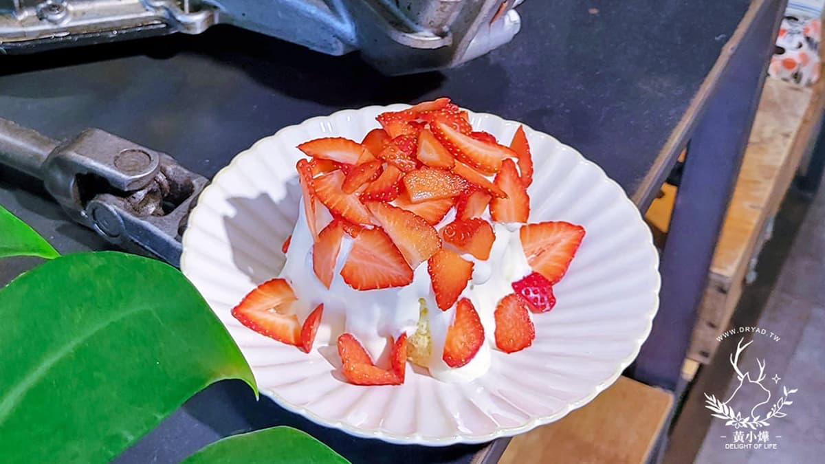 「草莓卡士達戚風」是店裡的銷售冠軍。（圖片來源：生活．總該來點情趣 Delight of Life）