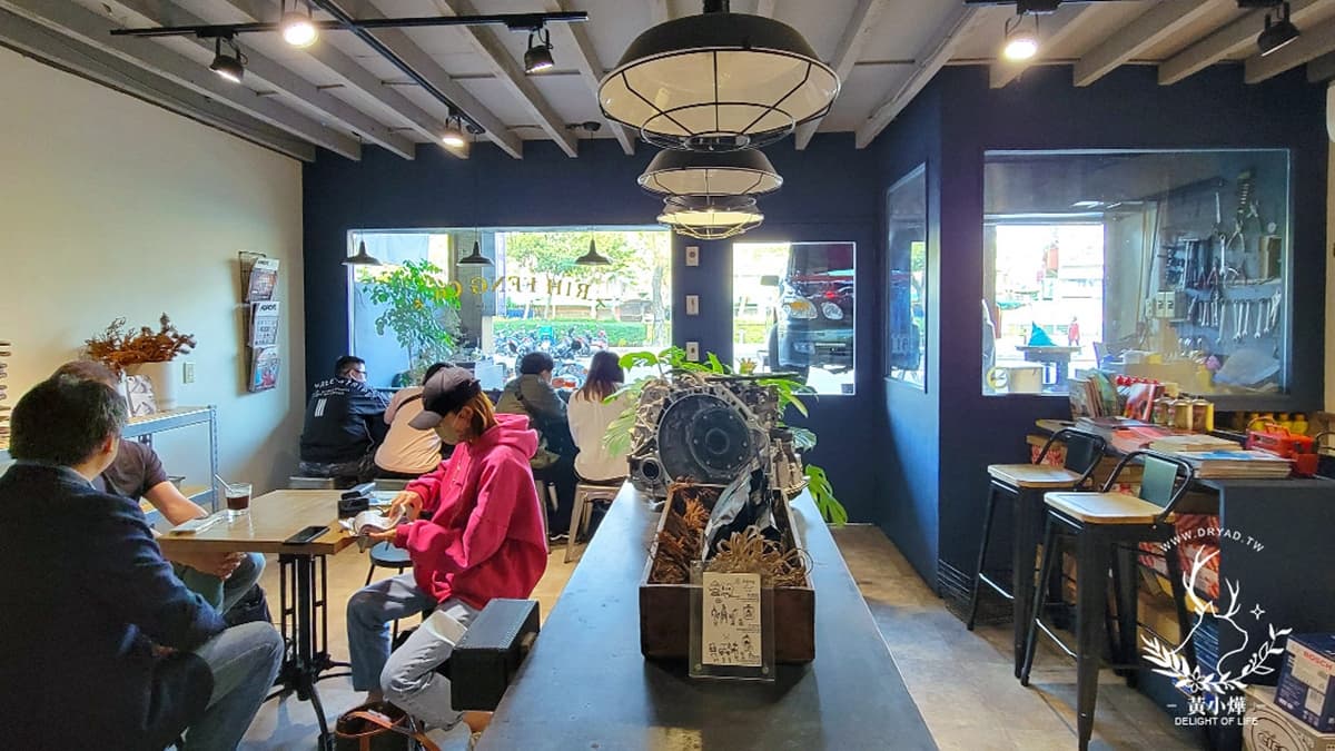 店家隱藏在修車廠內，相當有特色。（圖片來源：生活．總該來點情趣 Delight of Life）