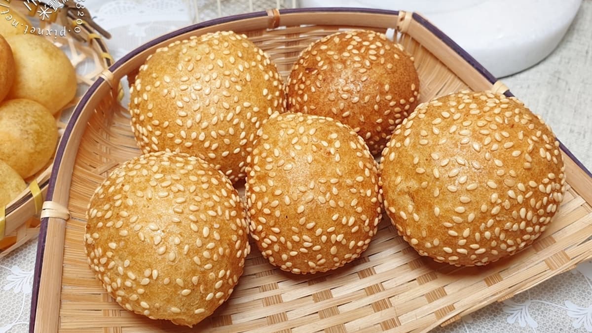 芝麻球是紅豆口味，個頭比地瓜球大上許多。（圖片來源：米寶麻幸福滿載）