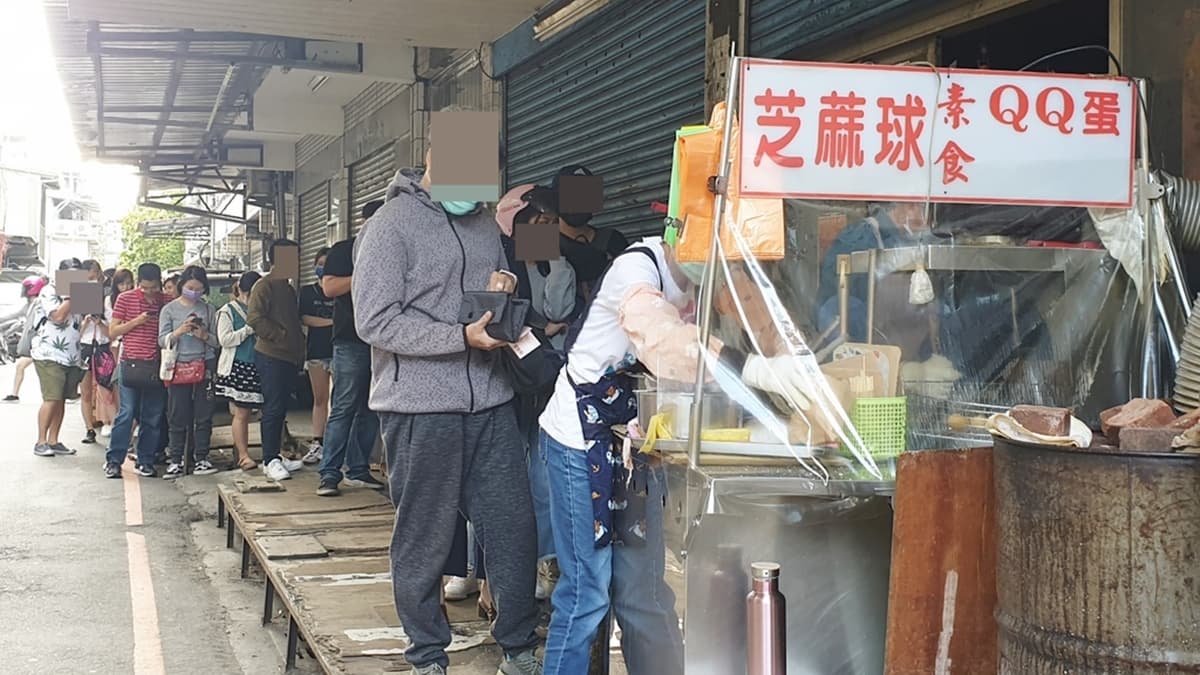 無論平、假日來都需要大排長龍，許多客人一買就是百顆起跳。（圖片來源：米寶麻幸福滿載）