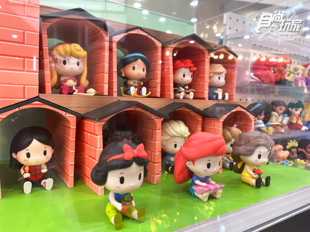 【新開店】公仔人瘋了！150坪「POP MART西門旗艦店」，４層樓千款潮玩公仔買爆
