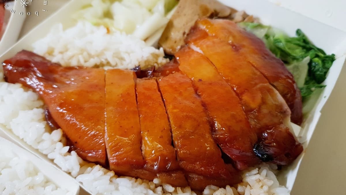 「蜜汁雞腿飯」雞腿色澤迷人，分量相當大。（圖片來源：米寶麻幸福滿載）