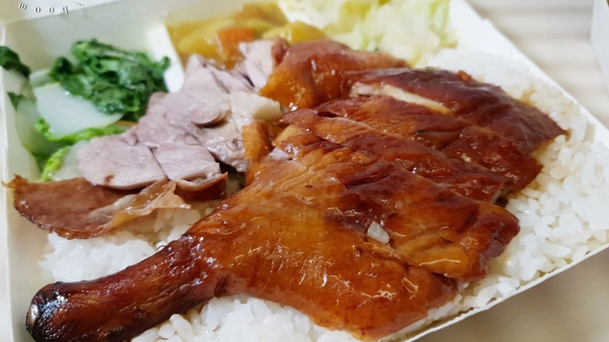 「脆皮鴨腿飯」皮薄香帶油脆感，肉質吃起來扎實細緻。（圖片來源：米寶麻幸福滿載）