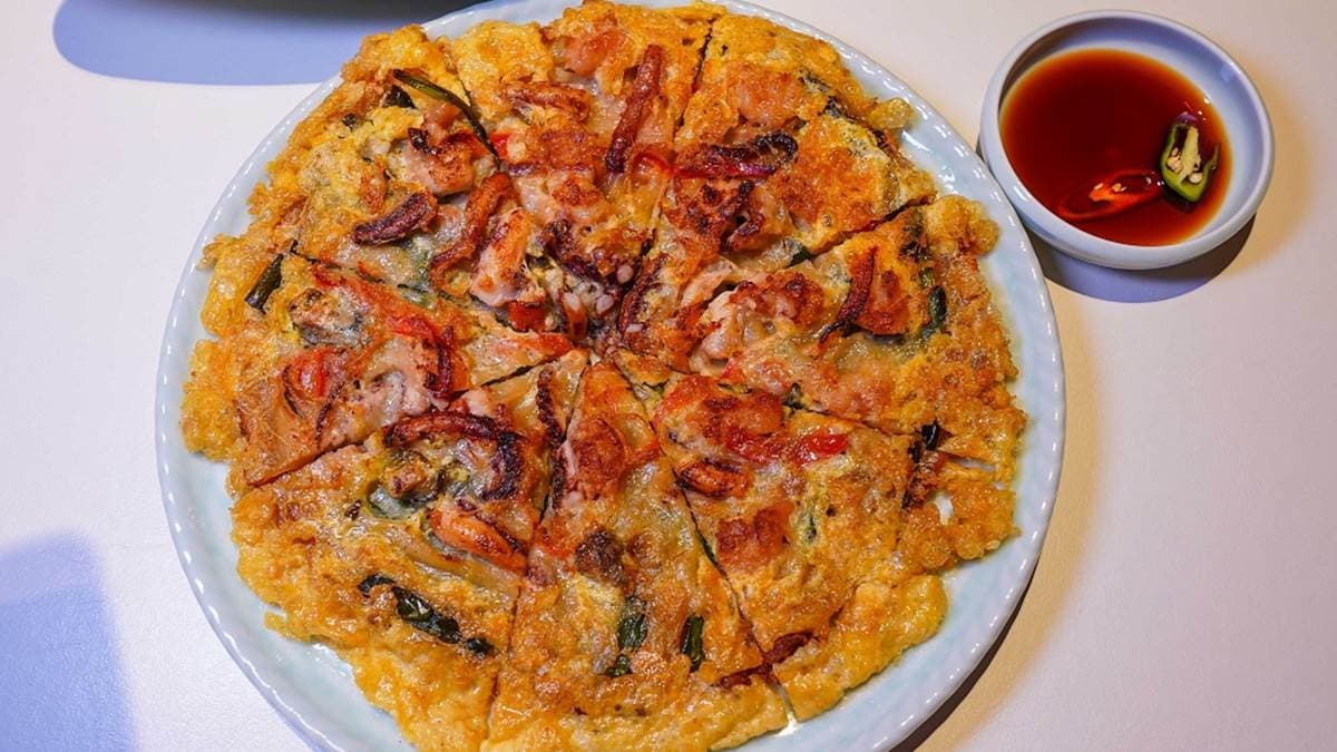 「韓式經典海鮮煎餅」的外皮酥酥的，能吃到海鮮的味道。（圖片來源：剎有其食）