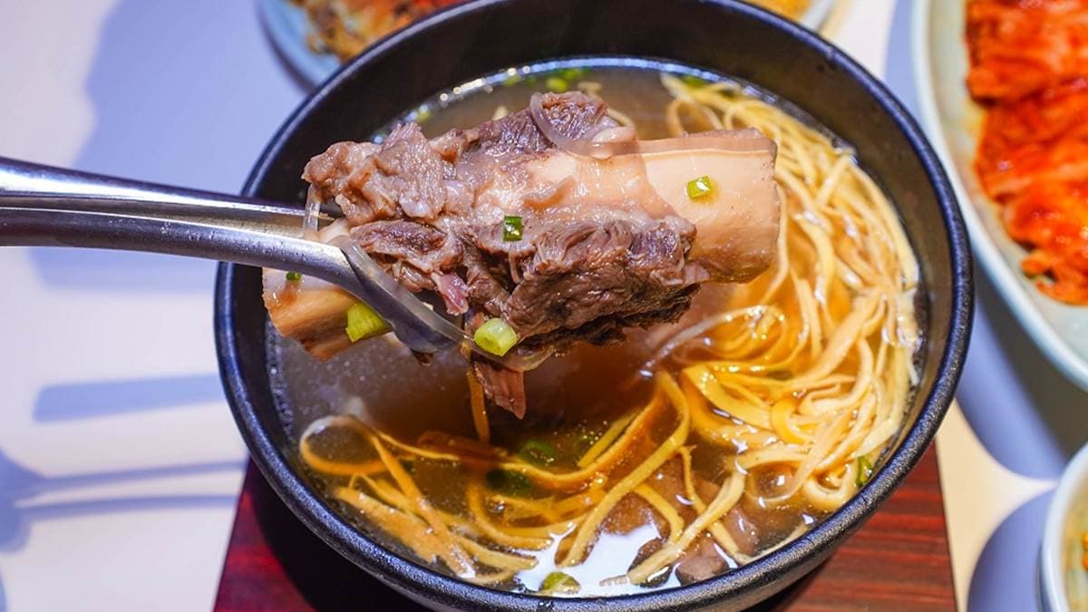 「燉王牛排湯」的湯頭非常濃醇且不油膩，喝起來鮮甜好喝。（圖片來源：剎有其食）