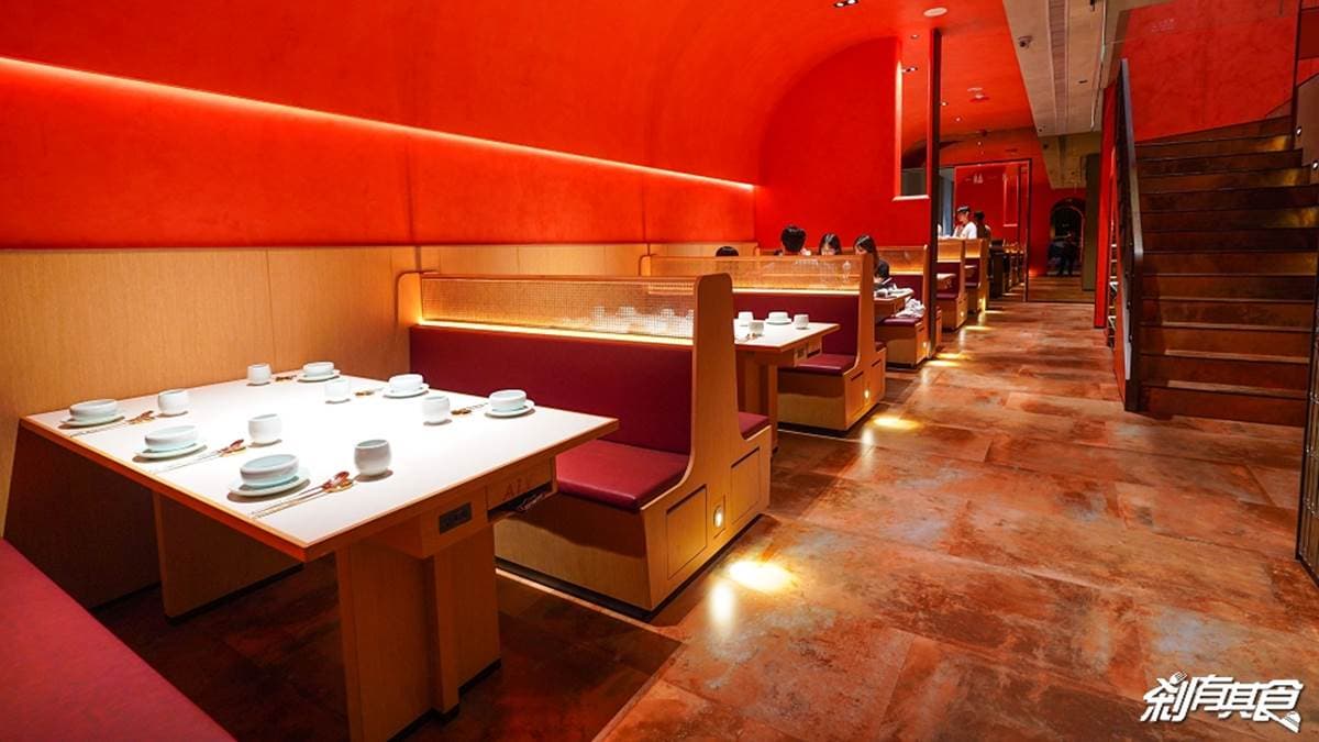 店內裝潢的牆面大量使用橘紅色的「馬來漆」，非常漂亮。（圖片來源：剎有其食）