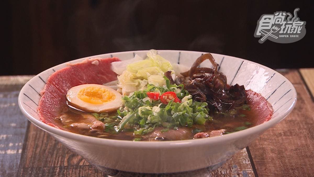 「半熟牛拉麵」的牛肉很軟嫩，油脂的香味也很濃。